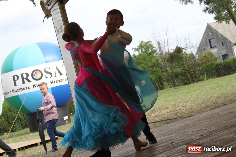 Zdjęcie w galerii na portalu naszraciborz.pl: Krzanowickie Omy i Opy, Zbóje i Mirek Jędrowski zabawiali publiczność na dożynkach powiatowych w Krzanowicach wiadomości z regionu