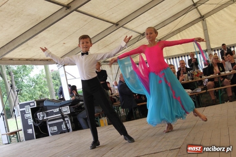 Zdjęcie w galerii na portalu naszraciborz.pl: Krzanowickie Omy i Opy, Zbóje i Mirek Jędrowski zabawiali publiczność na dożynkach powiatowych w Krzanowicach wiadomości z regionu