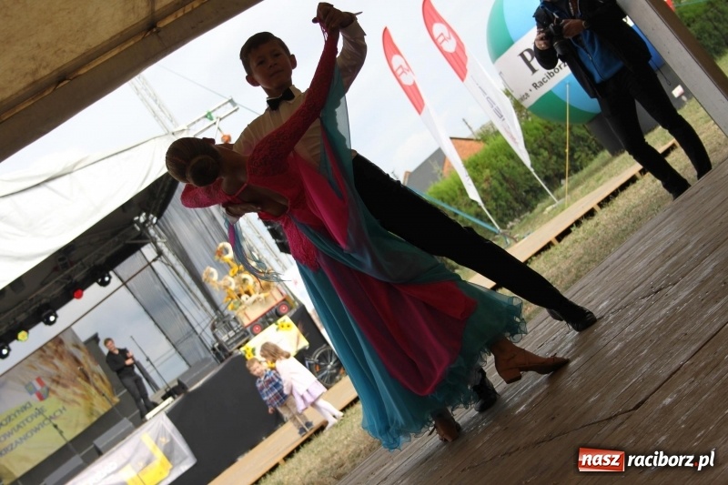 Zdjęcie w galerii na portalu naszraciborz.pl: Krzanowickie Omy i Opy, Zbóje i Mirek Jędrowski zabawiali publiczność na dożynkach powiatowych w Krzanowicach wiadomości z regionu