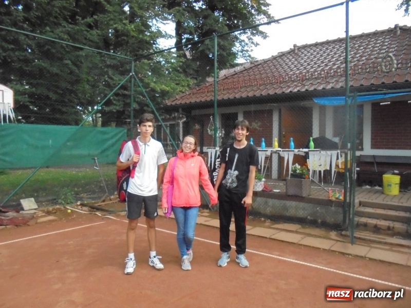 Zdjęcie w galerii na portalu naszraciborz.pl: Grzegorz Rybiński z pucharem NSZZ Solidarność wiadomości z regionu