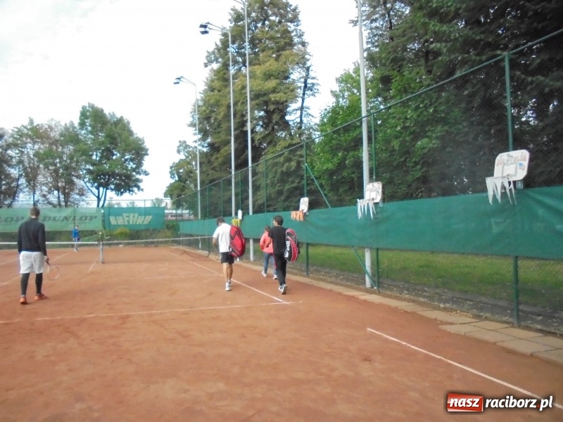 Zdjęcie w galerii na portalu naszraciborz.pl: Grzegorz Rybiński z pucharem NSZZ Solidarność wiadomości z regionu