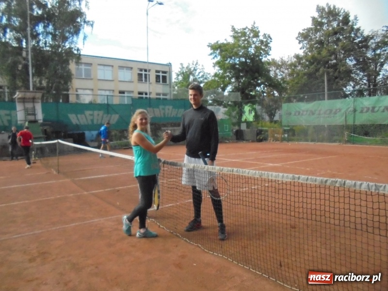 Zdjęcie w galerii na portalu naszraciborz.pl: Grzegorz Rybiński z pucharem NSZZ Solidarność wiadomości z regionu