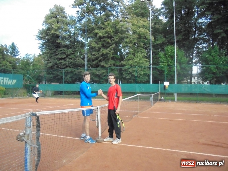 Zdjęcie w galerii na portalu naszraciborz.pl: Grzegorz Rybiński z pucharem NSZZ Solidarność wiadomości z regionu