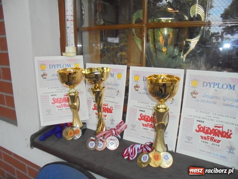 Zdjęcie w galerii na portalu naszraciborz.pl: Grzegorz Rybiński z pucharem NSZZ Solidarność wiadomości z regionu