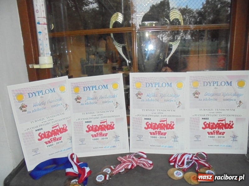 Zdjęcie w galerii na portalu naszraciborz.pl: Grzegorz Rybiński z pucharem NSZZ Solidarność wiadomości z regionu