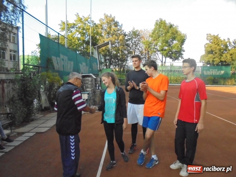 Zdjęcie w galerii na portalu naszraciborz.pl: Grzegorz Rybiński z pucharem NSZZ Solidarność wiadomości z regionu