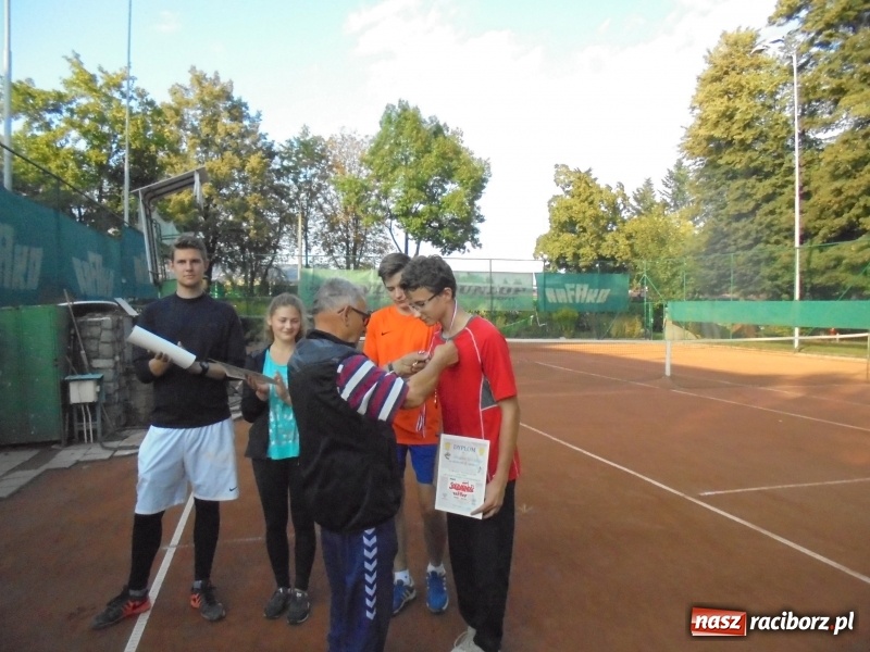 Zdjęcie w galerii na portalu naszraciborz.pl: Grzegorz Rybiński z pucharem NSZZ Solidarność wiadomości z regionu