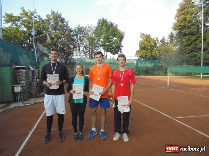 Zdjęcie w galerii na portalu naszraciborz.pl: Grzegorz Rybiński z pucharem NSZZ Solidarność wiadomości z regionu