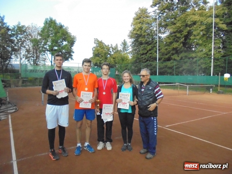 Zdjęcie w galerii na portalu naszraciborz.pl: Grzegorz Rybiński z pucharem NSZZ Solidarność wiadomości z regionu