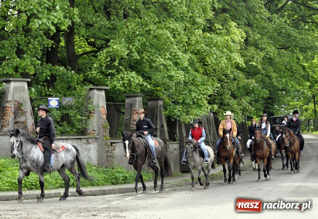 Zdjęcie w galerii na portalu naszraciborz.pl: Konna majówka pod zamkiem wiadomości z regionu