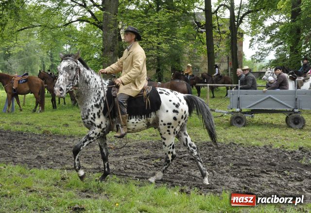 Zdjęcie w galerii na portalu naszraciborz.pl: Konna majówka pod zamkiem wiadomości z regionu