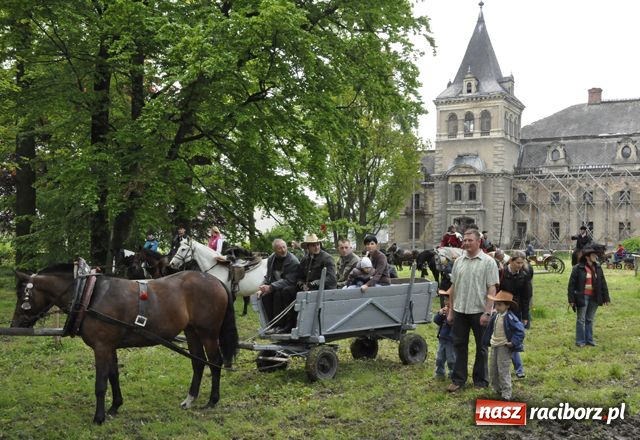 Zdjęcie w galerii na portalu naszraciborz.pl: Konna majówka pod zamkiem wiadomości z regionu
