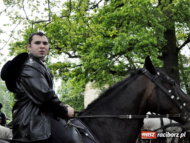 Zdjęcie w galerii na portalu naszraciborz.pl: Konna majówka pod zamkiem wiadomości z regionu