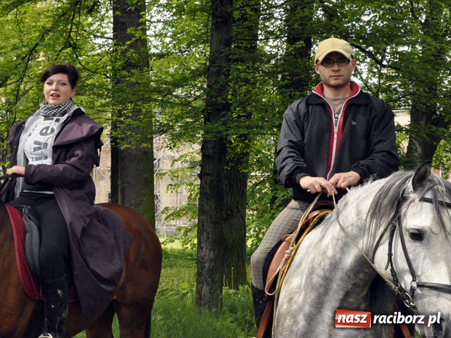 Zdjęcie w galerii na portalu naszraciborz.pl: Konna majówka pod zamkiem wiadomości z regionu