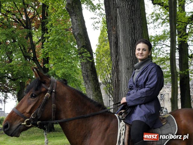 Zdjęcie w galerii na portalu naszraciborz.pl: Konna majówka pod zamkiem wiadomości z regionu