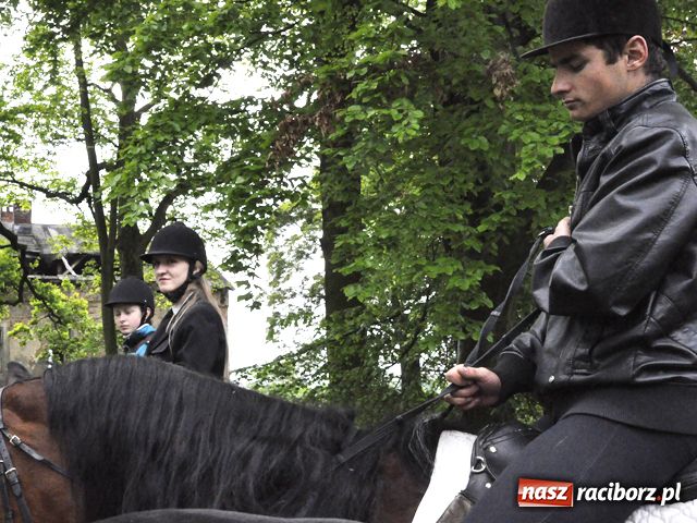 Zdjęcie w galerii na portalu naszraciborz.pl: Konna majówka pod zamkiem wiadomości z regionu