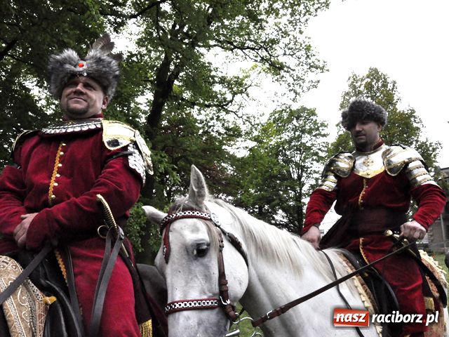 Zdjęcie w galerii na portalu naszraciborz.pl: Konna majówka pod zamkiem wiadomości z regionu