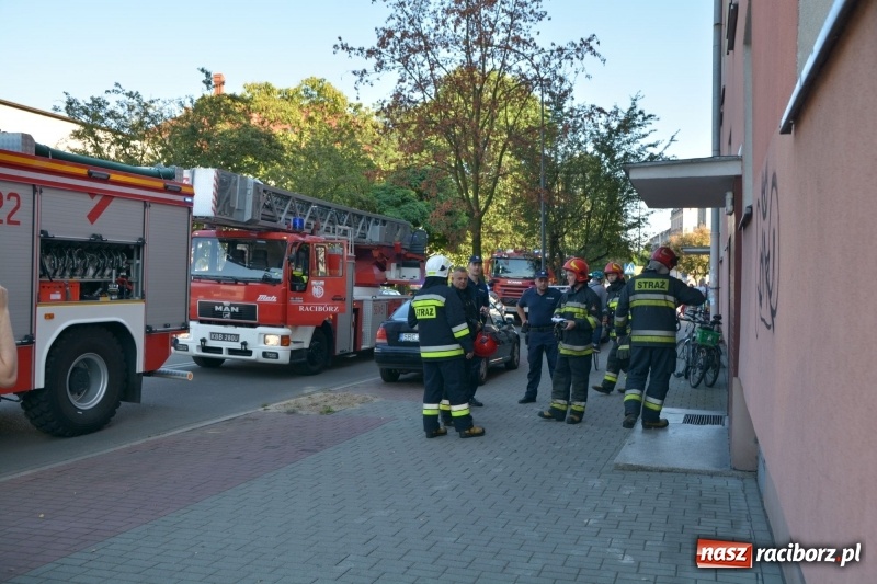 Zdjęcie w galerii na portalu naszraciborz.pl: Alarm przy Ogrodowej. W budynku ulatniał się gaz  wiadomości z regionu
