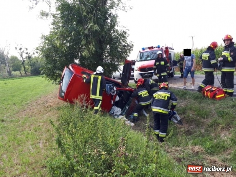 Zdjęcie w galerii na portalu naszraciborz.pl: Dachowanie daihatsu na drodze Pawłów-Gamów  wiadomości z regionu