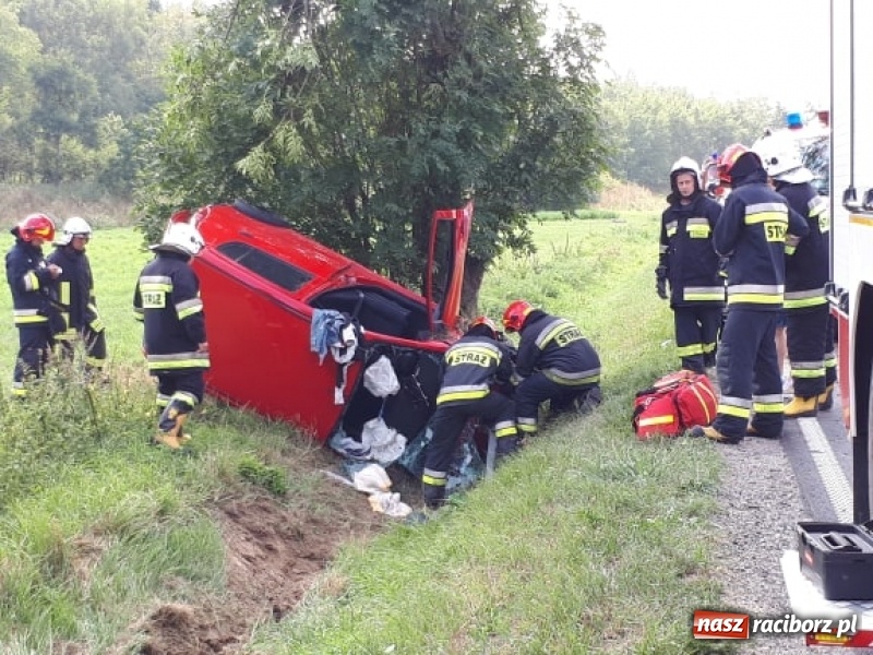 Zdjęcie w galerii na portalu naszraciborz.pl: Dachowanie daihatsu na drodze Pawłów-Gamów  wiadomości z regionu