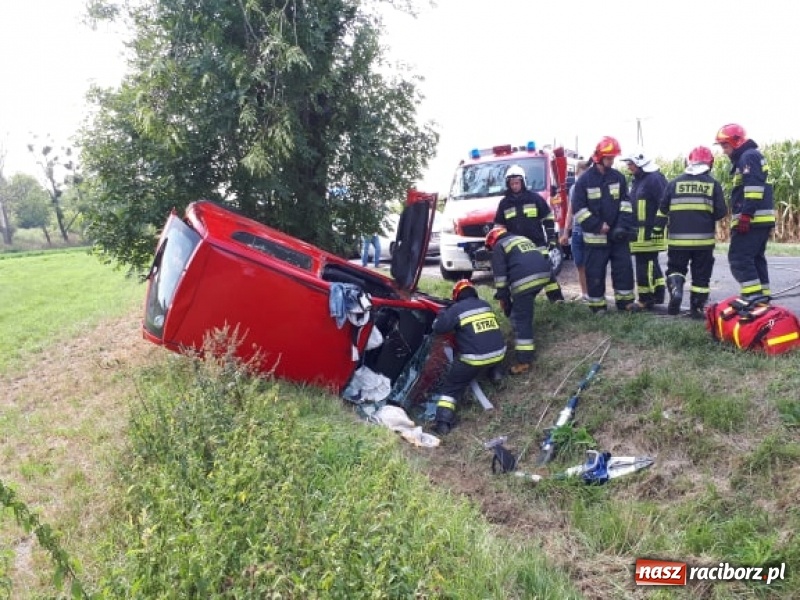 Zdjęcie w galerii na portalu naszraciborz.pl: Dachowanie daihatsu na drodze Pawłów-Gamów  wiadomości z regionu