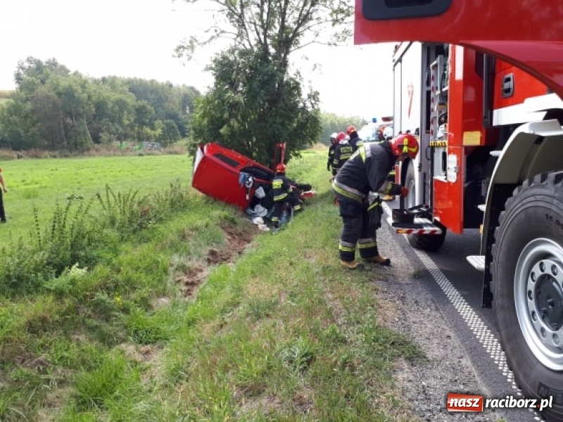 Zdjęcie w galerii na portalu naszraciborz.pl: Dachowanie daihatsu na drodze Pawłów-Gamów  wiadomości z regionu