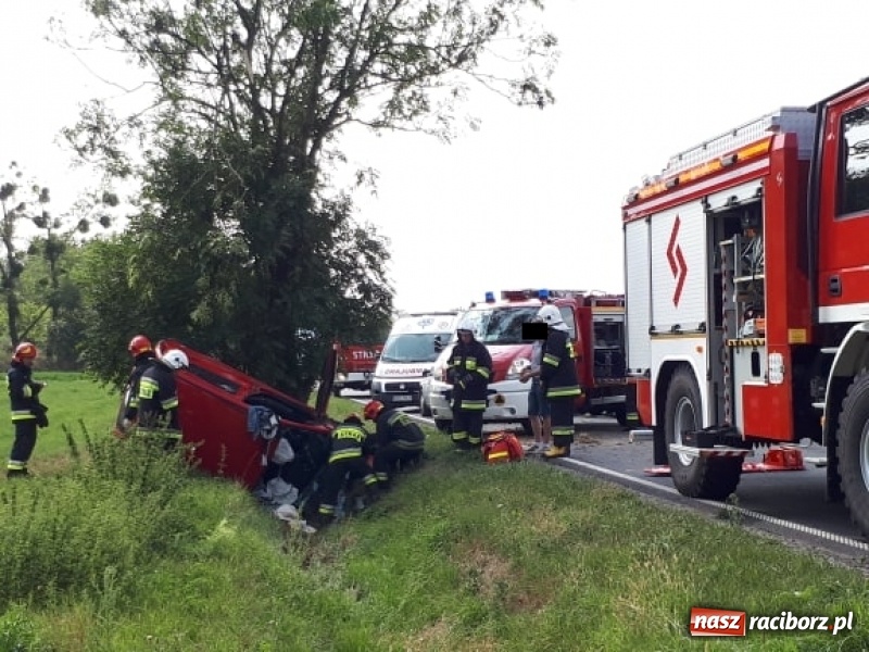 Zdjęcie w galerii na portalu naszraciborz.pl: Dachowanie daihatsu na drodze Pawłów-Gamów  wiadomości z regionu