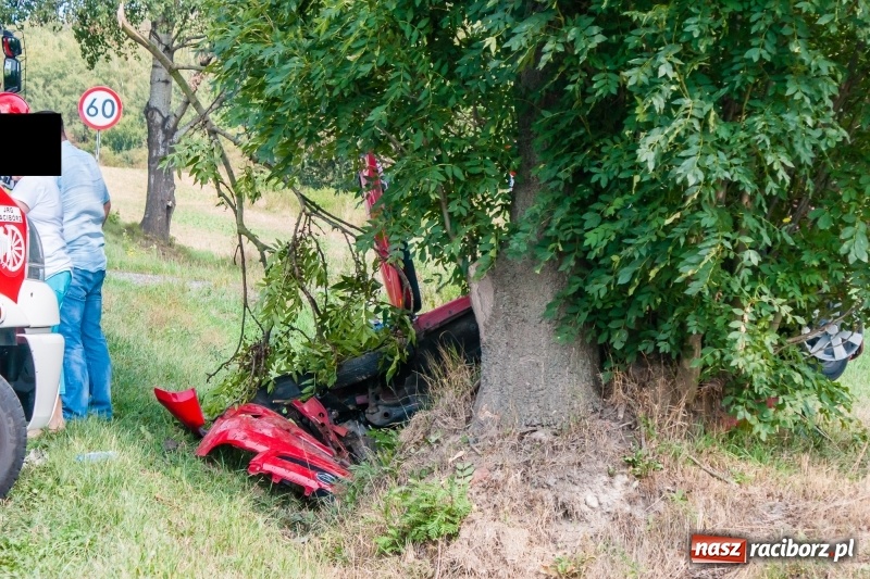 Zdjęcie w galerii na portalu naszraciborz.pl: Dachowanie daihatsu na drodze Pawłów-Gamów  wiadomości z regionu