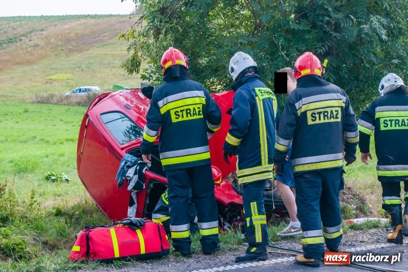 Zdjęcie w galerii na portalu naszraciborz.pl: Dachowanie daihatsu na drodze Pawłów-Gamów  wiadomości z regionu