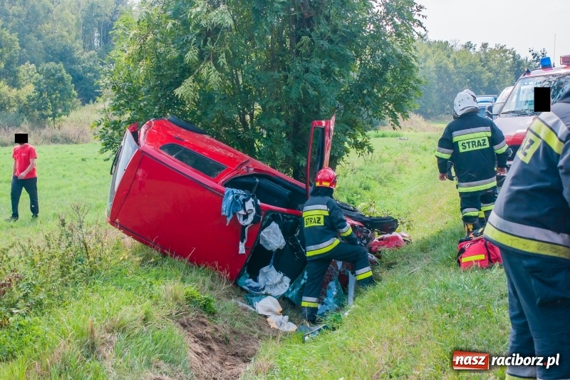 Zdjęcie w galerii na portalu naszraciborz.pl: Dachowanie daihatsu na drodze Pawłów-Gamów  wiadomości z regionu