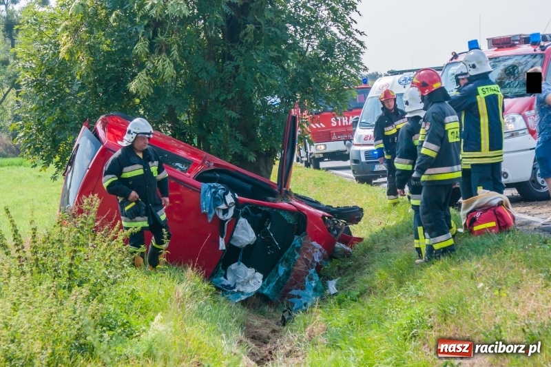 Zdjęcie w galerii na portalu naszraciborz.pl: Dachowanie daihatsu na drodze Pawłów-Gamów  wiadomości z regionu