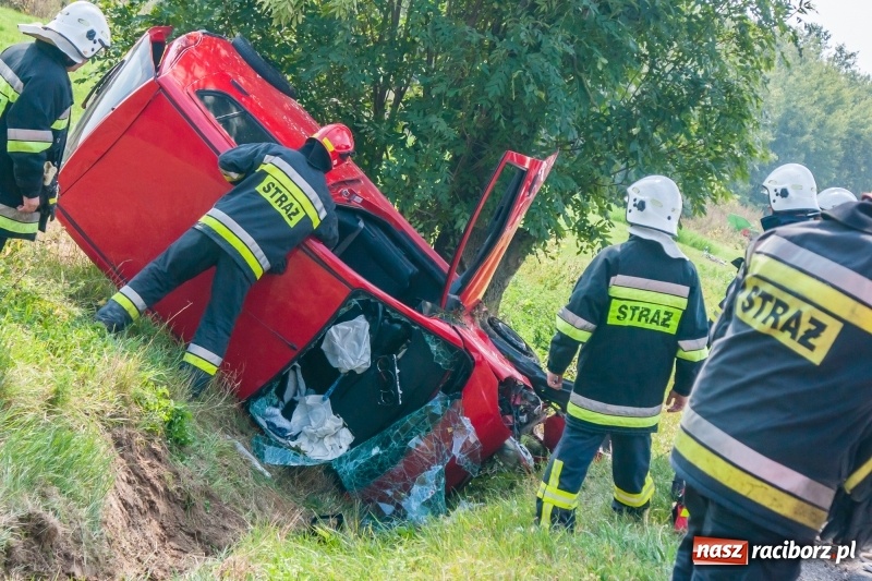 Zdjęcie w galerii na portalu naszraciborz.pl: Dachowanie daihatsu na drodze Pawłów-Gamów  wiadomości z regionu