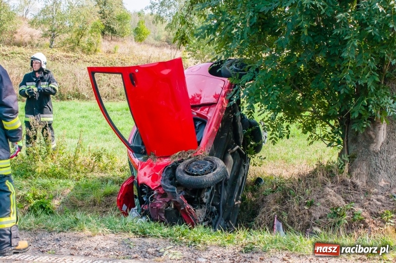 Zdjęcie w galerii na portalu naszraciborz.pl: Dachowanie daihatsu na drodze Pawłów-Gamów  wiadomości z regionu