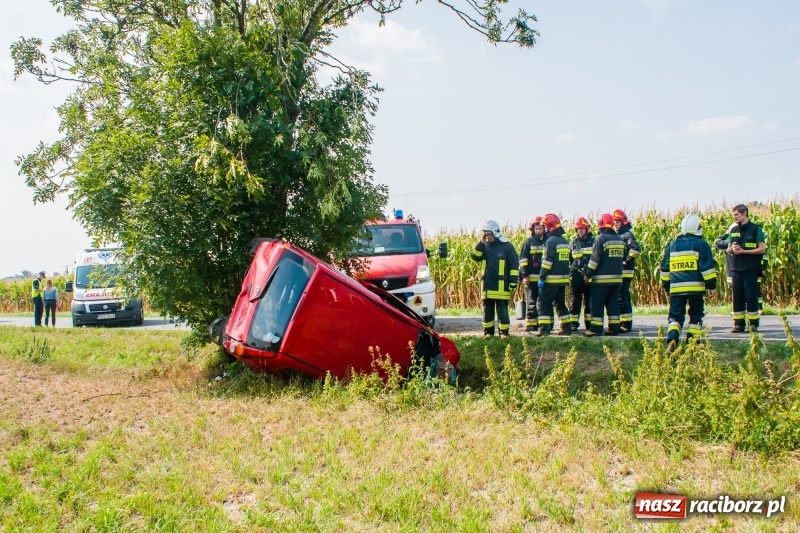 Zdjęcie w galerii na portalu naszraciborz.pl: Dachowanie daihatsu na drodze Pawłów-Gamów  wiadomości z regionu
