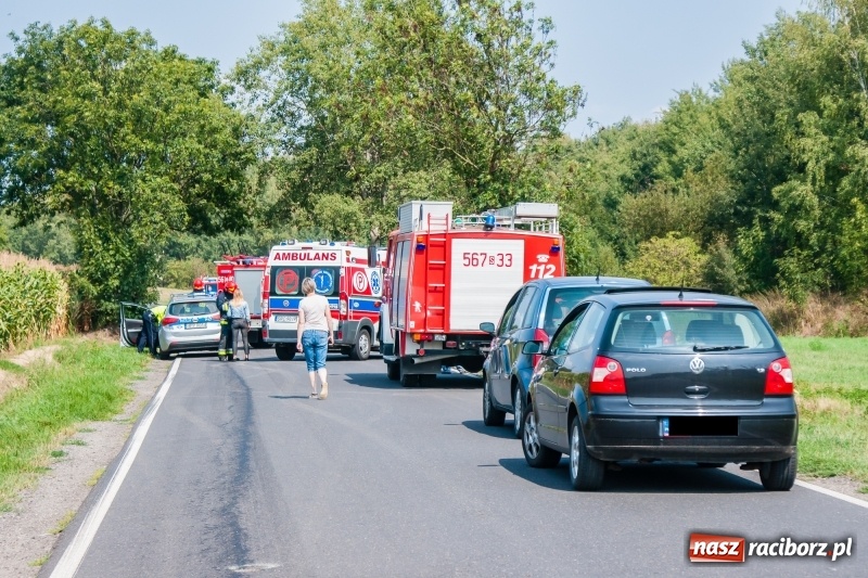 Zdjęcie w galerii na portalu naszraciborz.pl: Dachowanie daihatsu na drodze Pawłów-Gamów  wiadomości z regionu