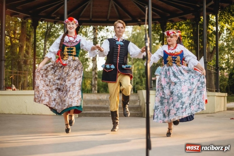 Zdjęcie w galerii na portalu naszraciborz.pl: Roztańczone lato ZPiT Strzecha im. Joli Rymszy wiadomości z regionu