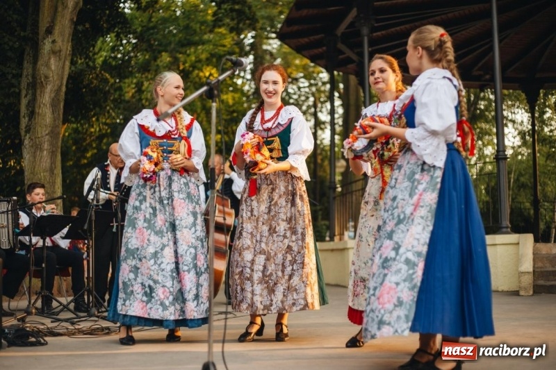 Zdjęcie w galerii na portalu naszraciborz.pl: Roztańczone lato ZPiT Strzecha im. Joli Rymszy wiadomości z regionu