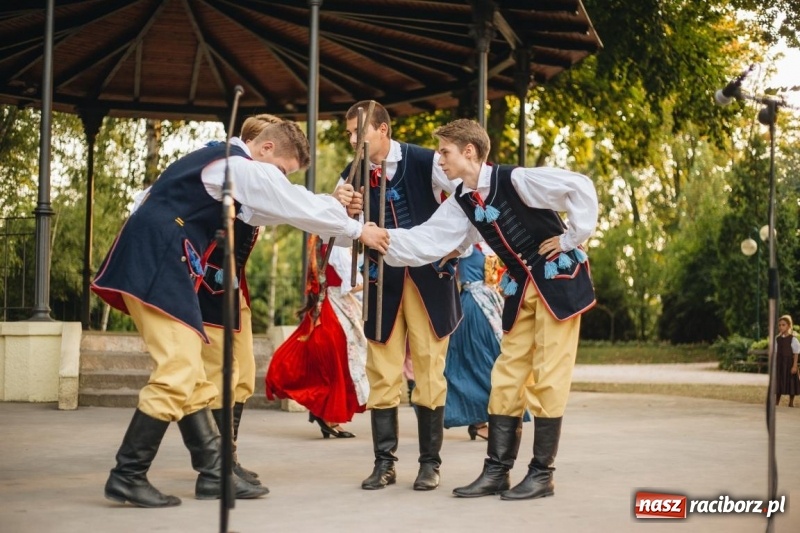Zdjęcie w galerii na portalu naszraciborz.pl: Roztańczone lato ZPiT Strzecha im. Joli Rymszy wiadomości z regionu