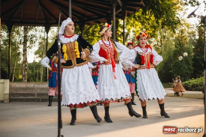 Zdjęcie w galerii na portalu naszraciborz.pl: Roztańczone lato ZPiT Strzecha im. Joli Rymszy wiadomości z regionu