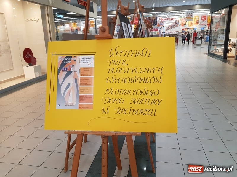 Zdjęcie w galerii na portalu naszraciborz.pl: Prace wychowanków MDK na wystawie w Auchan wiadomości z regionu