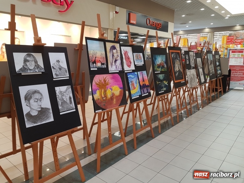 Zdjęcie w galerii na portalu naszraciborz.pl: Prace wychowanków MDK na wystawie w Auchan wiadomości z regionu