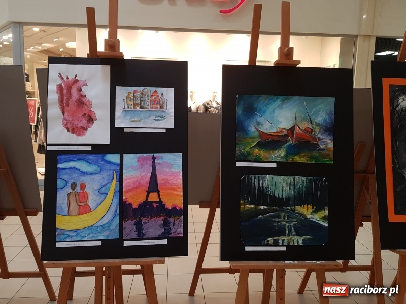 Zdjęcie w galerii na portalu naszraciborz.pl: Prace wychowanków MDK na wystawie w Auchan wiadomości z regionu