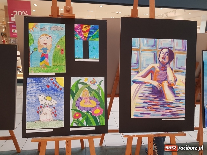 Zdjęcie w galerii na portalu naszraciborz.pl: Prace wychowanków MDK na wystawie w Auchan wiadomości z regionu