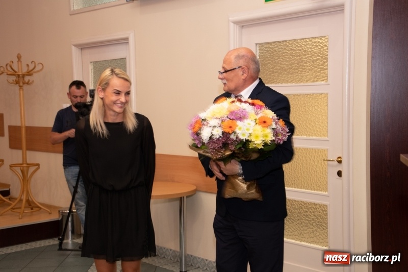 Zdjęcie w galerii na portalu naszraciborz.pl: Fotka z Justyną Święty-Ersetic na finał kadencji  wiadomości z regionu