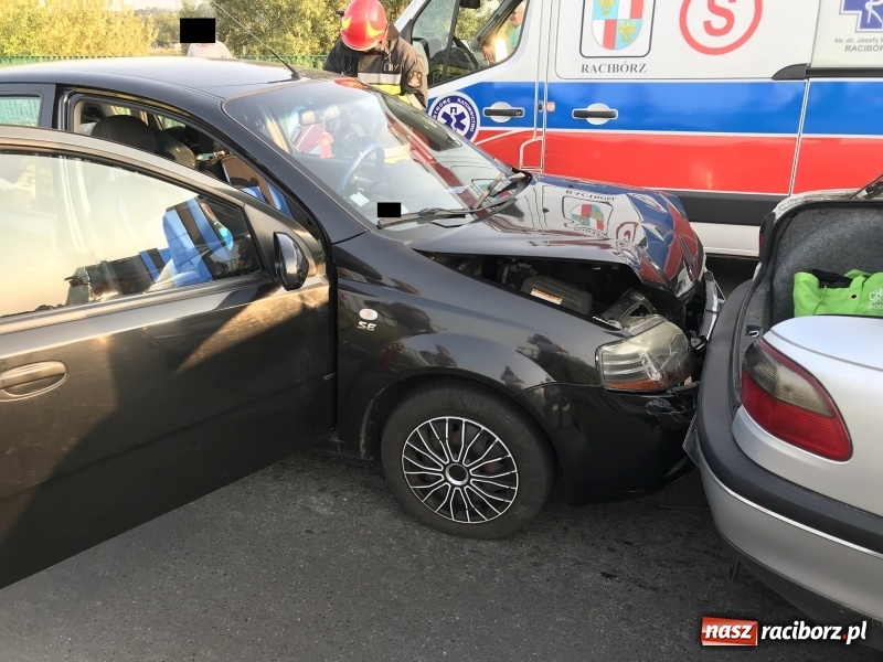 Zdjęcie w galerii na portalu naszraciborz.pl: Dwa zderzenia na mostach na Uldze zakorkowały Racibórz FOTO wiadomości z regionu
