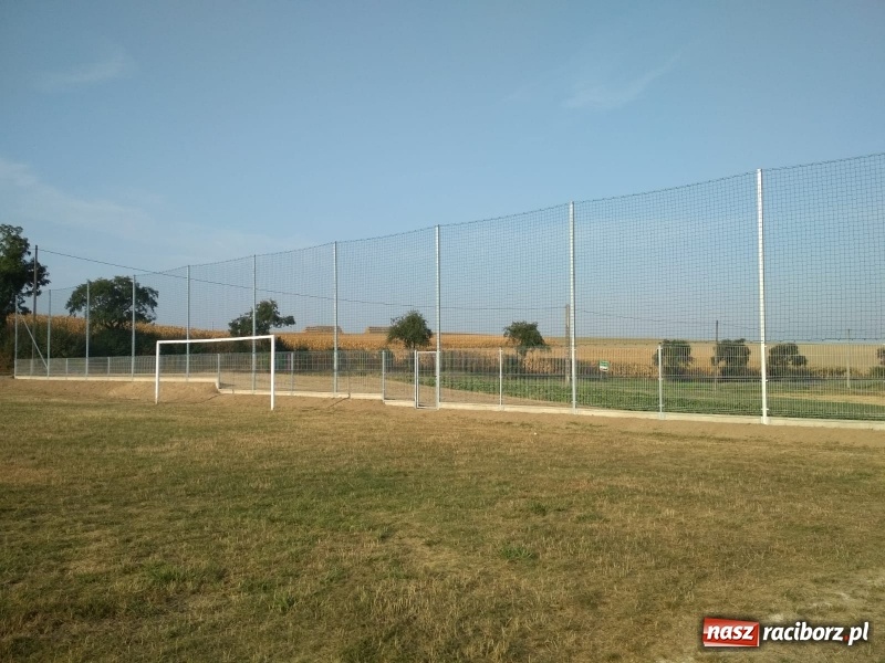 Zdjęcie w galerii na portalu naszraciborz.pl: W Rudyszwałdzie plac zabaw, w Bolesławiu piłkochwyty  wiadomości z regionu