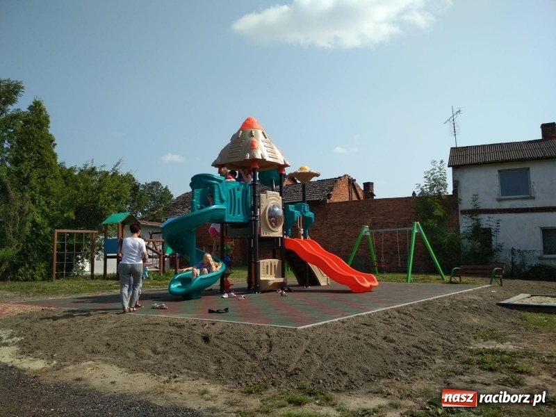 Zdjęcie w galerii na portalu naszraciborz.pl: W Rudyszwałdzie plac zabaw, w Bolesławiu piłkochwyty  wiadomości z regionu