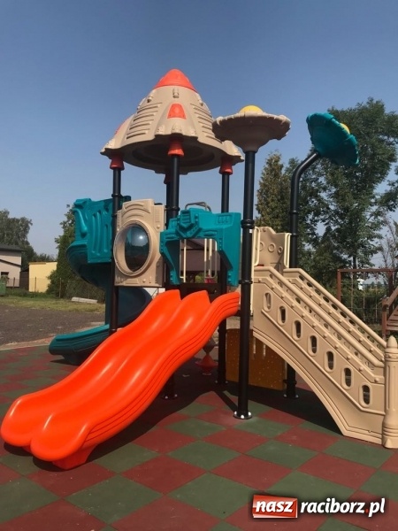 Zdjęcie w galerii na portalu naszraciborz.pl: W Rudyszwałdzie plac zabaw, w Bolesławiu piłkochwyty  wiadomości z regionu