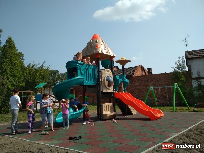 Zdjęcie w galerii na portalu naszraciborz.pl: W Rudyszwałdzie plac zabaw, w Bolesławiu piłkochwyty  wiadomości z regionu