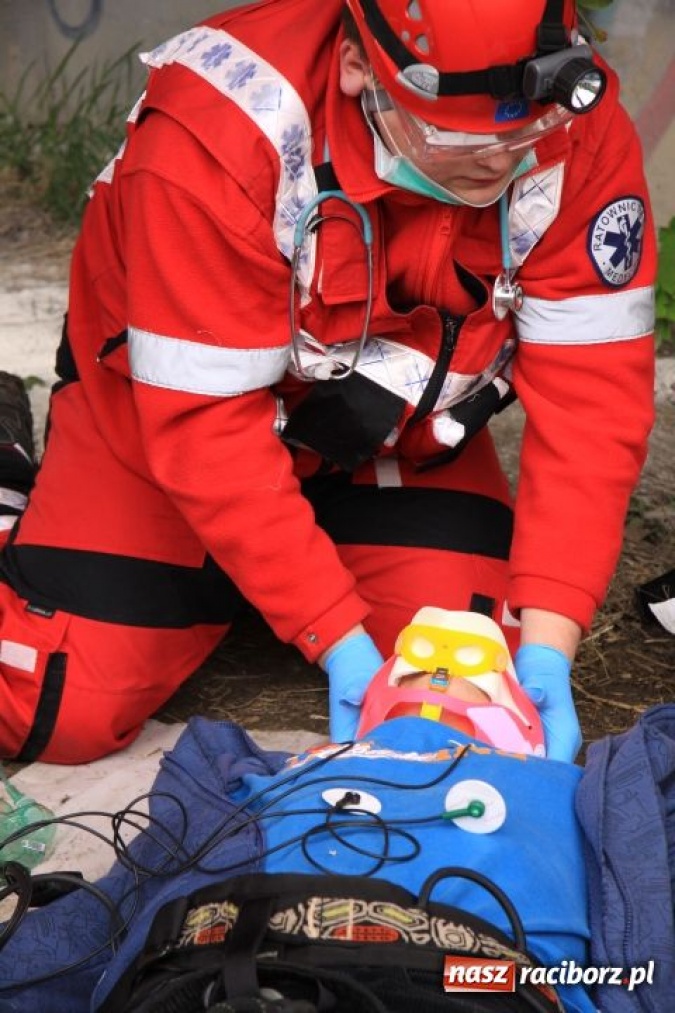 Zdjęcie w galerii na portalu naszraciborz.pl: Spadł z mostu, bo użądliły go pszczoły wiadomości z regionu